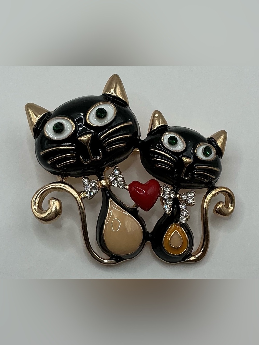 GOLD TONE BLACK ENAMEL LOVE CATS BROOCH WITH RED HEART AND RHINESTONE BOWS NWOT